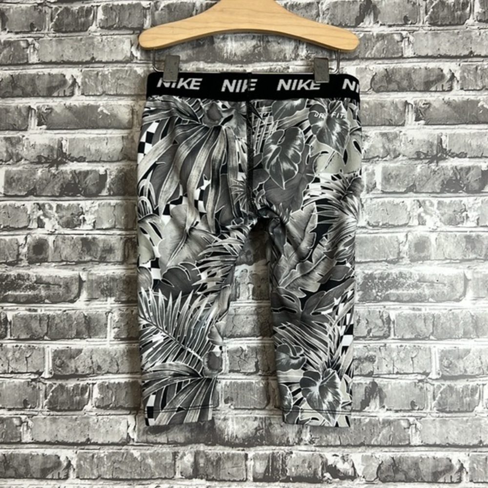 Nike‎ - Picture 5 of 9
